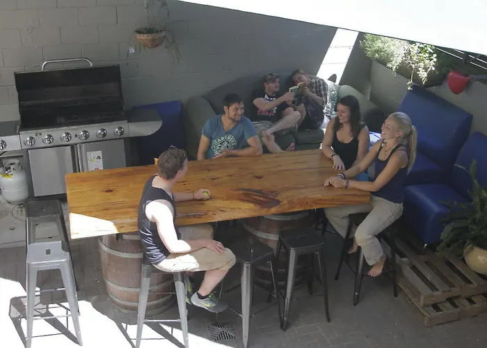 Downtown Backpackers Hostel *